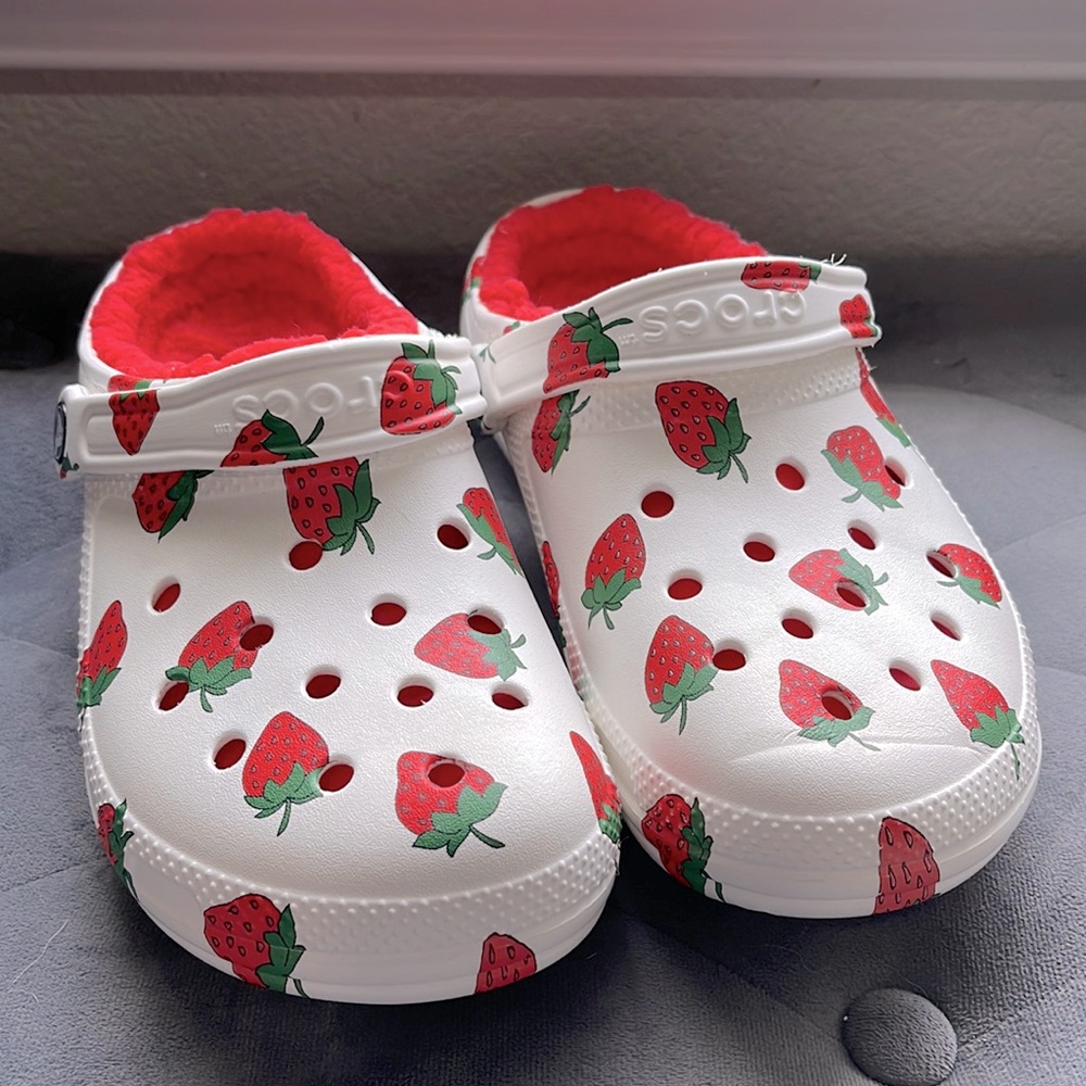 Rare Strawberry White Crocs with Red Fuzzy Lining Size 8 Women’s
